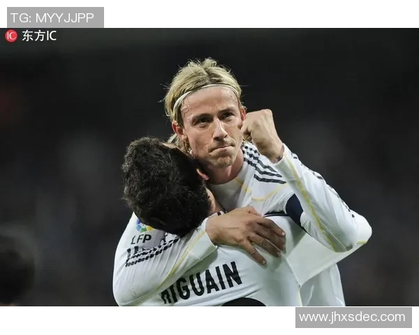 足球球星发带的魅力与风格解析如何成为场上时尚的引领者